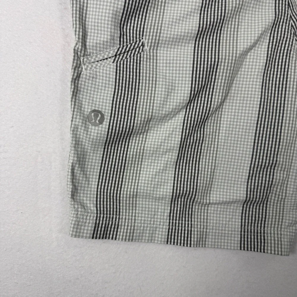 Lululemon Kahuna Plaid Shorts Mens 33 Grey White Striped Technical Casual 8.5in